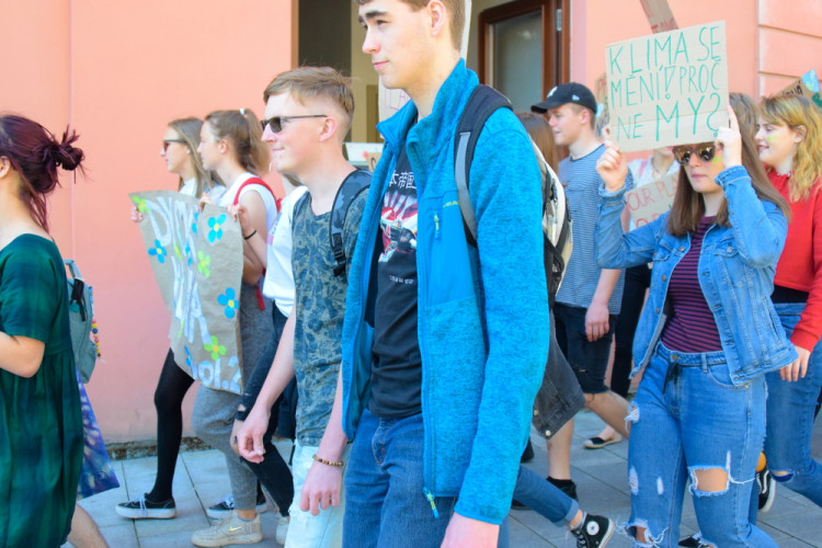 FOTOGALERIE: Žádná škola, klima volá, křičeli studenti. Středoškoláci v Olomouci stávkovali za lepší klima