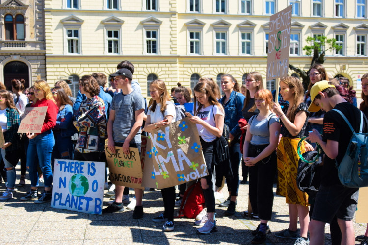 FOTOGALERIE: Žádná škola, klima volá, křičeli studenti. Středoškoláci v Olomouci stávkovali za lepší klima