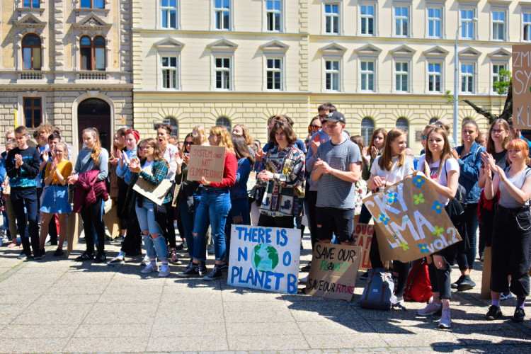 FOTOGALERIE: Žádná škola, klima volá, křičeli studenti. Středoškoláci v Olomouci stávkovali za lepší klima