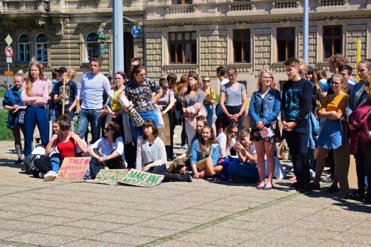 FOTOGALERIE: Žádná škola, klima volá, křičeli studenti. Středoškoláci v Olomouci stávkovali za lepší klima