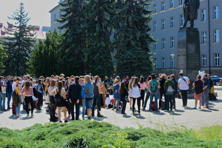 FOTOGALERIE: Žádná škola, klima volá, křičeli studenti. Středoškoláci v Olomouci stávkovali za lepší klima