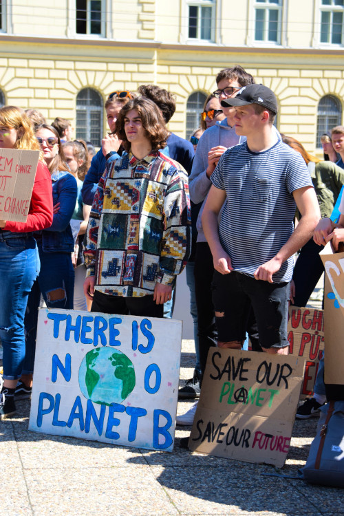 FOTOGALERIE: Žádná škola, klima volá, křičeli studenti. Středoškoláci v Olomouci stávkovali za lepší klima