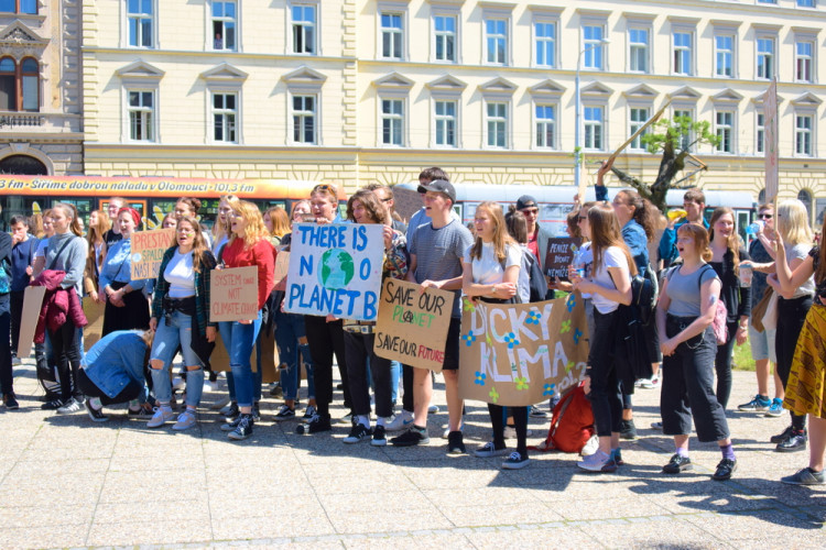 FOTOGALERIE: Žádná škola, klima volá, křičeli studenti. Středoškoláci v Olomouci stávkovali za lepší klima