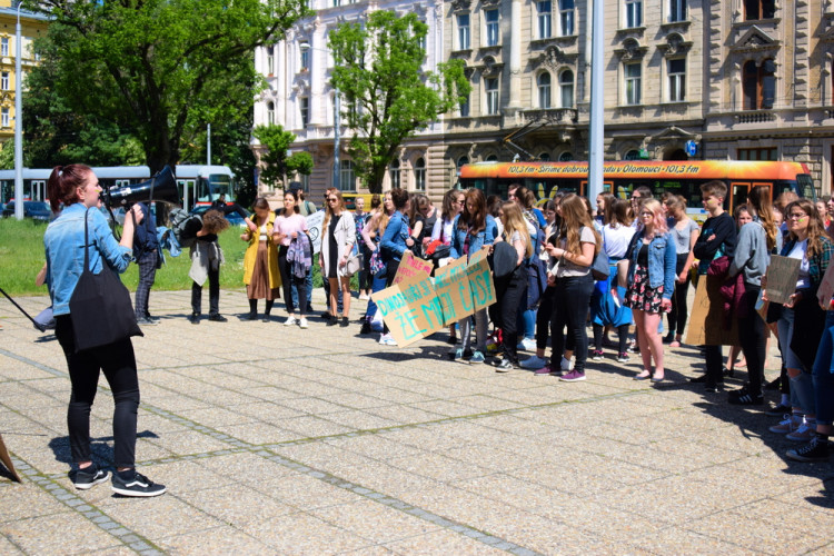 FOTOGALERIE: Žádná škola, klima volá, křičeli studenti. Středoškoláci v Olomouci stávkovali za lepší klima