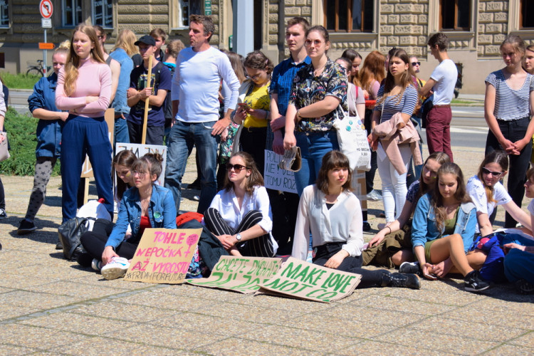 FOTOGALERIE: Žádná škola, klima volá, křičeli studenti. Středoškoláci v Olomouci stávkovali za lepší klima
