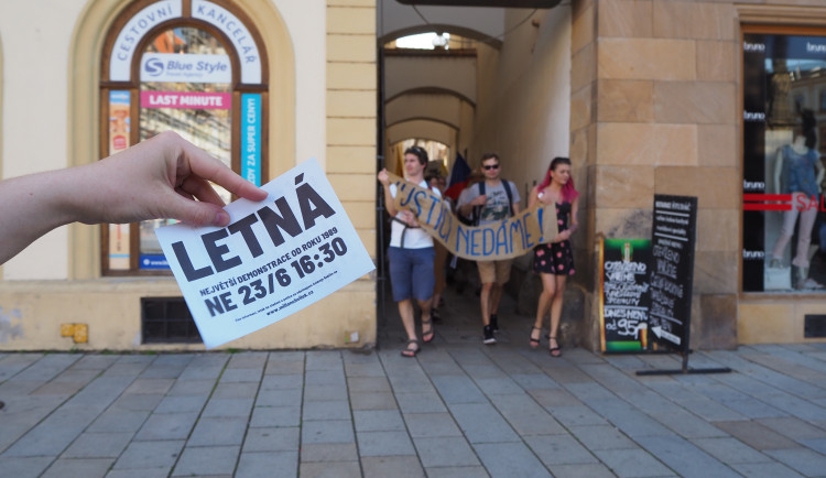 FOTOGALERIE: Na Horní náměstí přišly stovky lidí podpořit nezávilost justice, demonstrovalo se po celé republice