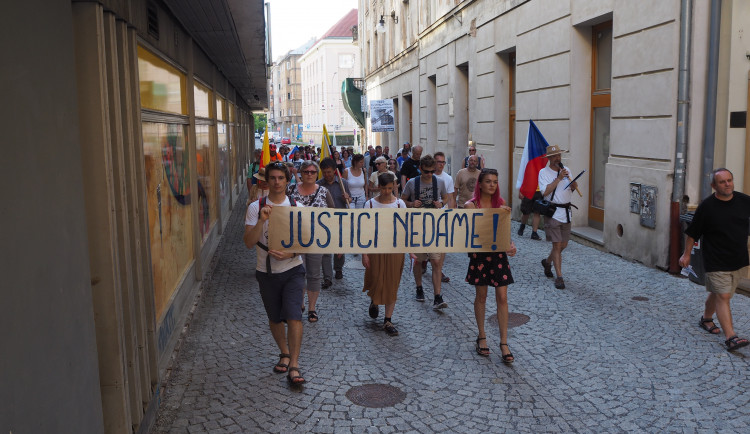 FOTOGALERIE: Na Horní náměstí přišly stovky lidí podpořit nezávilost justice, demonstrovalo se po celé republice