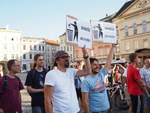 FOTOGALERIE: Na Horní náměstí přišly stovky lidí podpořit nezávilost justice, demonstrovalo se po celé republice