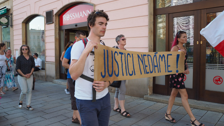 FOTOGALERIE: Na Horní náměstí přišly stovky lidí podpořit nezávilost justice, demonstrovalo se po celé republice