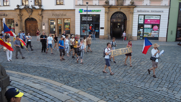 FOTOGALERIE: Na Horní náměstí přišly stovky lidí podpořit nezávilost justice, demonstrovalo se po celé republice