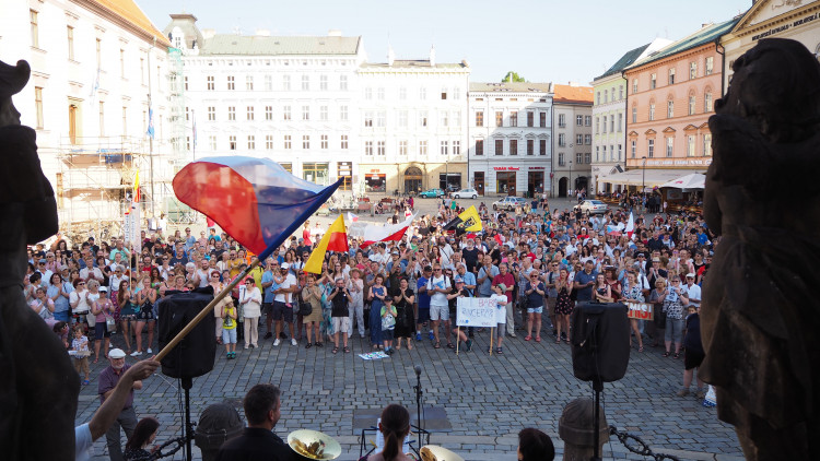 FOTOGALERIE: Na Horní náměstí přišly stovky lidí podpořit nezávilost justice, demonstrovalo se po celé republice