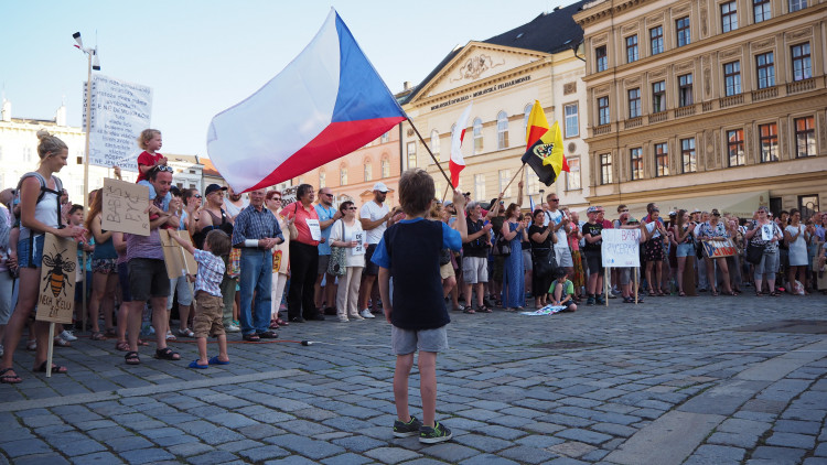 FOTOGALERIE: Na Horní náměstí přišly stovky lidí podpořit nezávilost justice, demonstrovalo se po celé republice