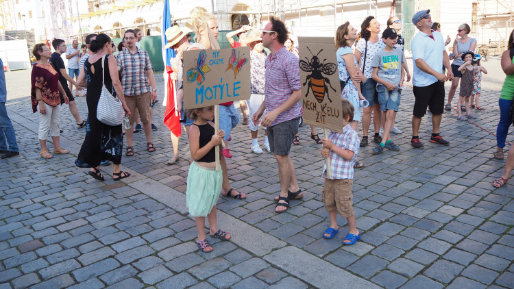 FOTOGALERIE: Na Horní náměstí přišly stovky lidí podpořit nezávilost justice, demonstrovalo se po celé republice