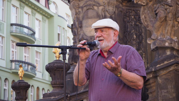 FOTOGALERIE: Na Horní náměstí přišly stovky lidí podpořit nezávilost justice, demonstrovalo se po celé republice