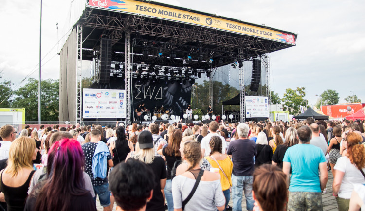 FOTOGALERIE: Létofest letos přilákal davy lidí, neodradily je ani bouřkové mraky a občasný déšť