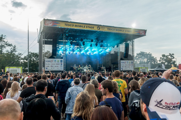 FOTOGALERIE: Létofest letos přilákal davy lidí, neodradily je ani bouřkové mraky a občasný déšť