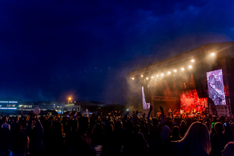 FOTOGALERIE: Létofest letos přilákal davy lidí, neodradily je ani bouřkové mraky a občasný déšť