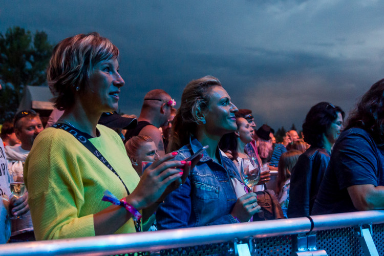 FOTOGALERIE: Létofest letos přilákal davy lidí, neodradily je ani bouřkové mraky a občasný déšť