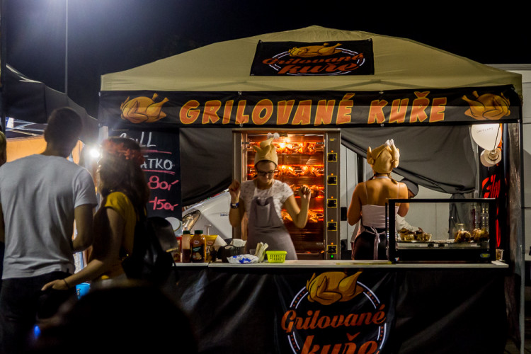 FOTOGALERIE: Létofest letos přilákal davy lidí, neodradily je ani bouřkové mraky a občasný déšť