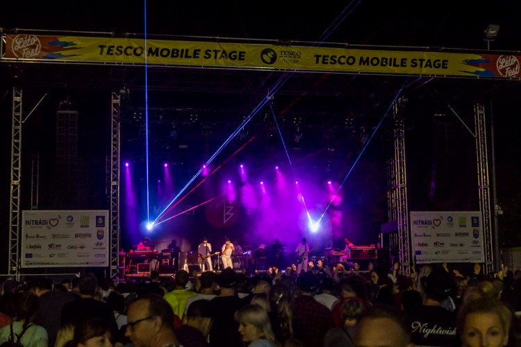 FOTOGALERIE: Létofest letos přilákal davy lidí, neodradily je ani bouřkové mraky a občasný déšť