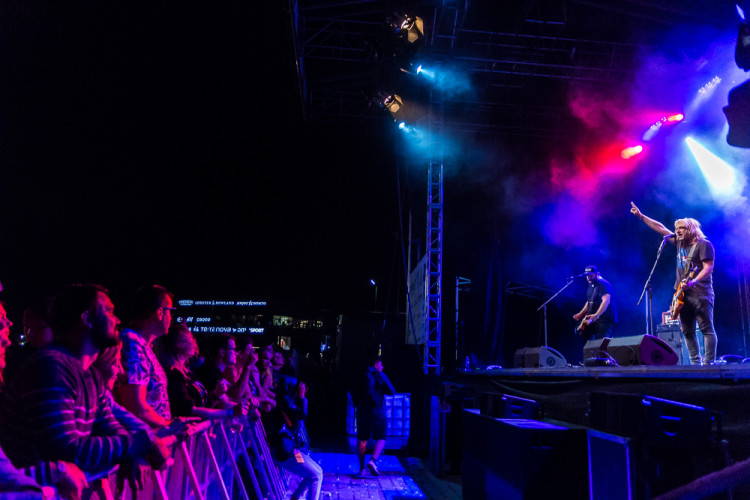 FOTOGALERIE: Létofest letos přilákal davy lidí, neodradily je ani bouřkové mraky a občasný déšť