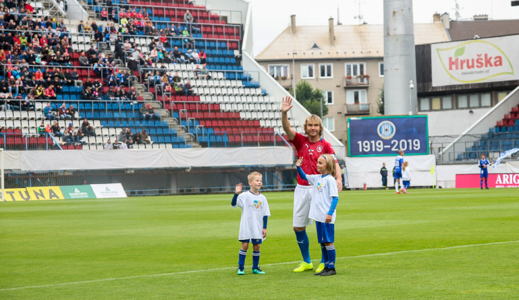 FOTOGALERIE: Zápas století vyhráli reprezentanti 9:2. Na závěr byla slavnostně pojmenována tribuna po Karlu Brücknerovi