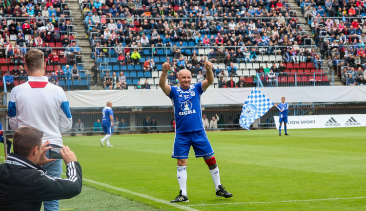 FOTOGALERIE: Zápas století vyhráli reprezentanti 9:2. Na závěr byla slavnostně pojmenována tribuna po Karlu Brücknerovi