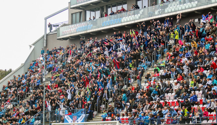 FOTOGALERIE: Zápas století vyhráli reprezentanti 9:2. Na závěr byla slavnostně pojmenována tribuna po Karlu Brücknerovi
