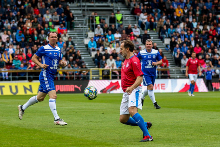 FOTOGALERIE: Zápas století vyhráli reprezentanti 9:2. Na závěr byla slavnostně pojmenována tribuna po Karlu Brücknerovi