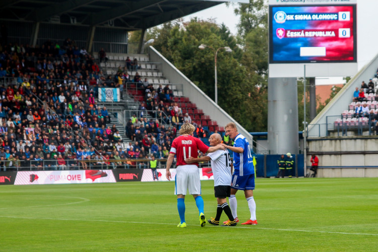 FOTOGALERIE: Zápas století vyhráli reprezentanti 9:2. Na závěr byla slavnostně pojmenována tribuna po Karlu Brücknerovi