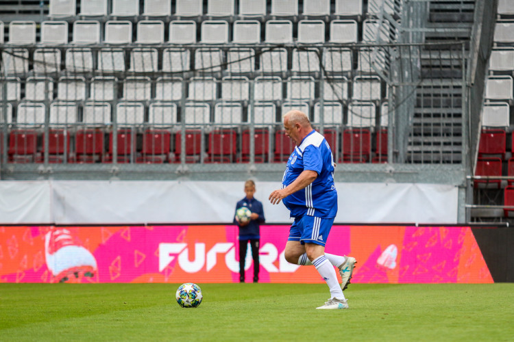 FOTOGALERIE: Zápas století vyhráli reprezentanti 9:2. Na závěr byla slavnostně pojmenována tribuna po Karlu Brücknerovi