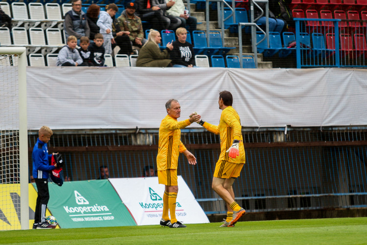 FOTOGALERIE: Zápas století vyhráli reprezentanti 9:2. Na závěr byla slavnostně pojmenována tribuna po Karlu Brücknerovi