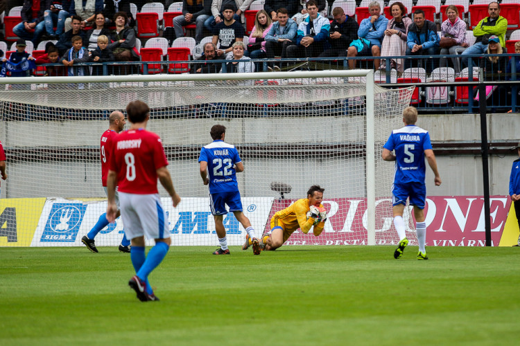 FOTOGALERIE: Zápas století vyhráli reprezentanti 9:2. Na závěr byla slavnostně pojmenována tribuna po Karlu Brücknerovi