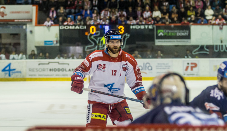 FOTOGALERIE: Vyprodaná plecharéna v Olomouci sledovala prohru Kohoutů s Jágrovým Kladnem