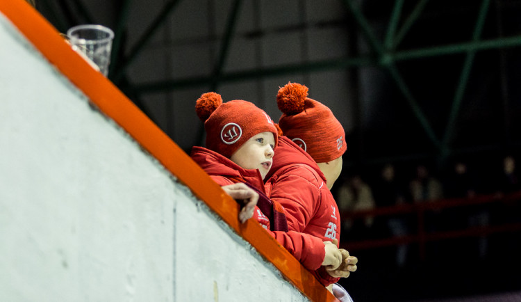 FOTOGALERIE: Vyprodaná plecharéna v Olomouci sledovala prohru Kohoutů s Jágrovým Kladnem