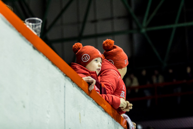 FOTOGALERIE: Vyprodaná plecharéna v Olomouci sledovala prohru Kohoutů s Jágrovým Kladnem