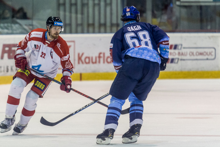 FOTOGALERIE: Vyprodaná plecharéna v Olomouci sledovala prohru Kohoutů s Jágrovým Kladnem