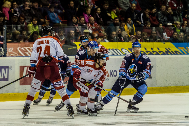FOTOGALERIE: Vyprodaná plecharéna v Olomouci sledovala prohru Kohoutů s Jágrovým Kladnem