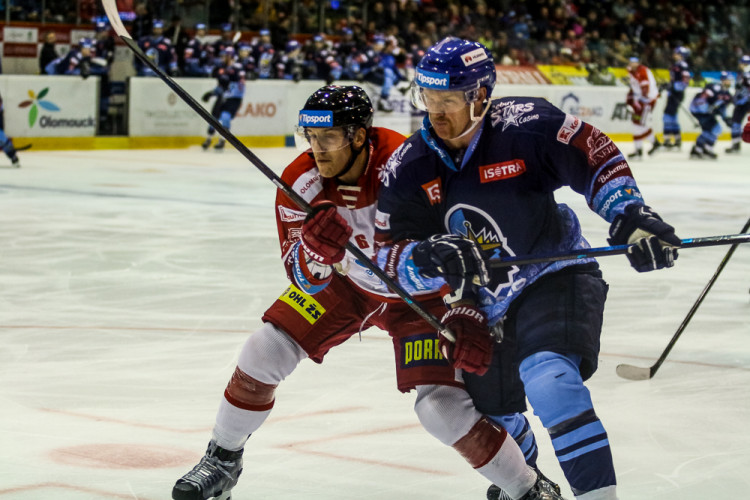 FOTOGALERIE: Vyprodaná plecharéna v Olomouci sledovala prohru Kohoutů s Jágrovým Kladnem
