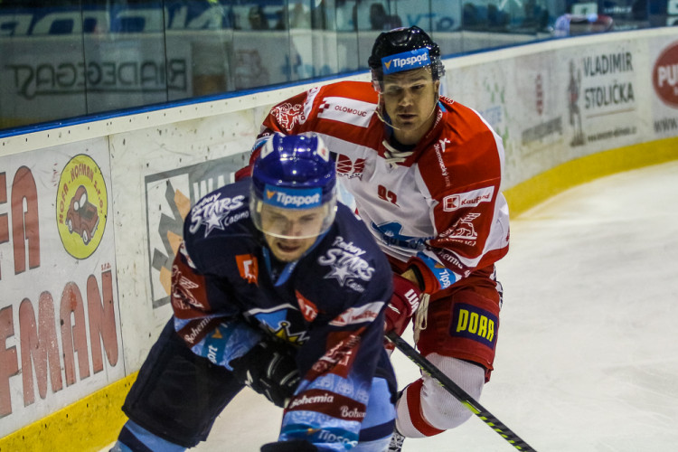 FOTOGALERIE: Vyprodaná plecharéna v Olomouci sledovala prohru Kohoutů s Jágrovým Kladnem