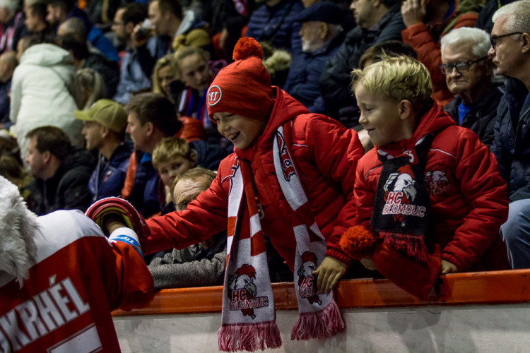 FOTOGALERIE: Vyprodaná plecharéna v Olomouci sledovala prohru Kohoutů s Jágrovým Kladnem