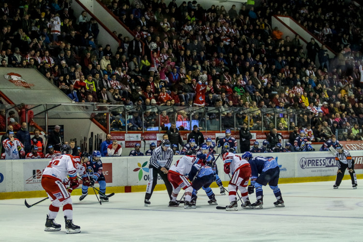 FOTOGALERIE: Vyprodaná plecharéna v Olomouci sledovala prohru Kohoutů s Jágrovým Kladnem