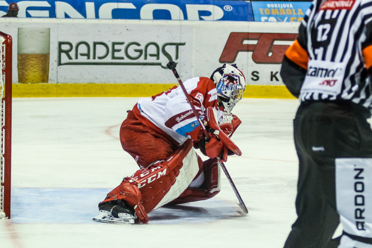 FOTOGALERIE: Vyprodaná plecharéna v Olomouci sledovala prohru Kohoutů s Jágrovým Kladnem