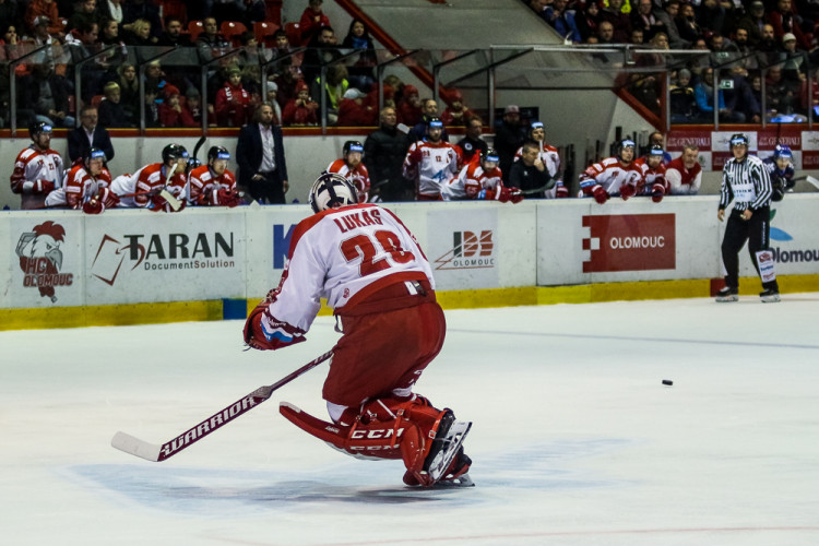 FOTOGALERIE: Vyprodaná plecharéna v Olomouci sledovala prohru Kohoutů s Jágrovým Kladnem