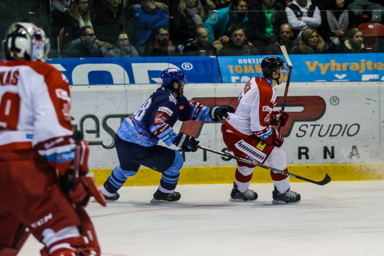 FOTOGALERIE: Vyprodaná plecharéna v Olomouci sledovala prohru Kohoutů s Jágrovým Kladnem