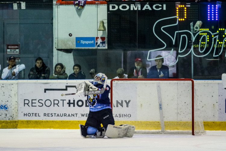 FOTOGALERIE: Vyprodaná plecharéna v Olomouci sledovala prohru Kohoutů s Jágrovým Kladnem
