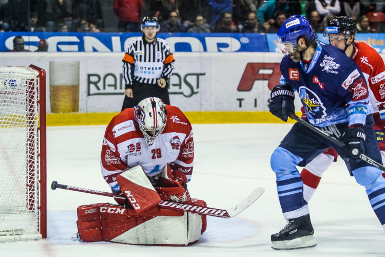 FOTOGALERIE: Vyprodaná plecharéna v Olomouci sledovala prohru Kohoutů s Jágrovým Kladnem