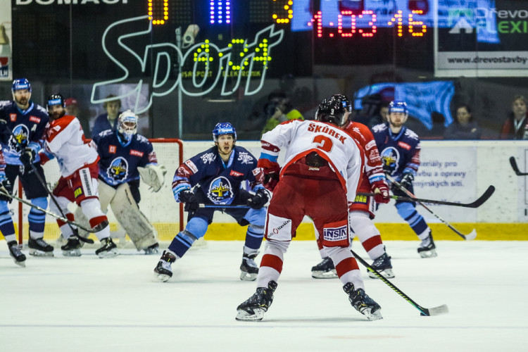 FOTOGALERIE: Vyprodaná plecharéna v Olomouci sledovala prohru Kohoutů s Jágrovým Kladnem