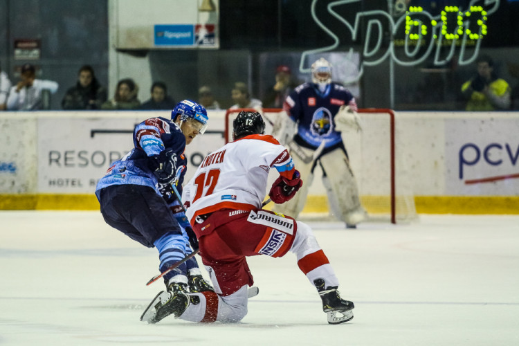 FOTOGALERIE: Vyprodaná plecharéna v Olomouci sledovala prohru Kohoutů s Jágrovým Kladnem