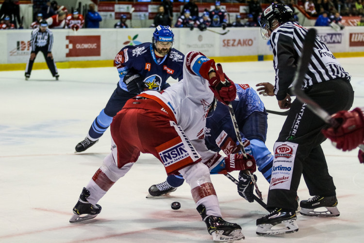 FOTOGALERIE: Vyprodaná plecharéna v Olomouci sledovala prohru Kohoutů s Jágrovým Kladnem